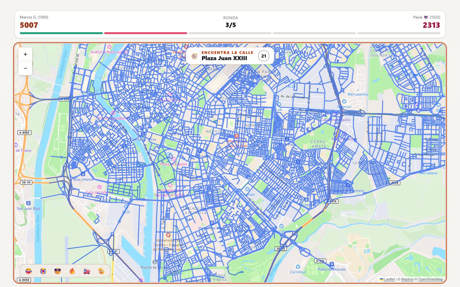 Duelo de Batalla 1vs1 en juego sobre el mapa de Sevilla: los dos marcadores, la ronda 3 de 5 y una calle que localizar